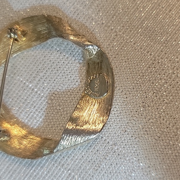 Accessocraft NYC Gold-tone Ribbon Vintage Brooch Pin - Picture 3 of 5